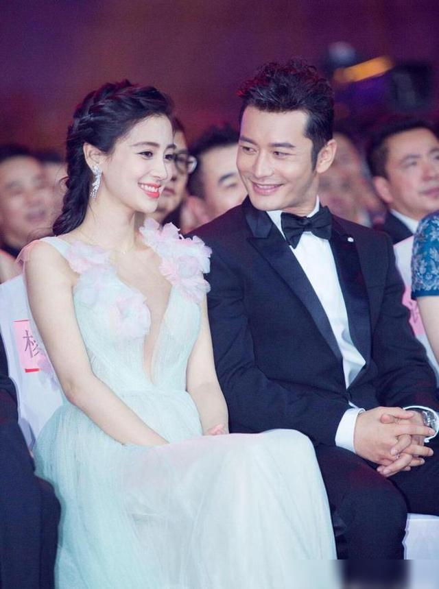 baby带儿子打卡环球影城，与威震天开心合影，母子雨中漫步超有爱