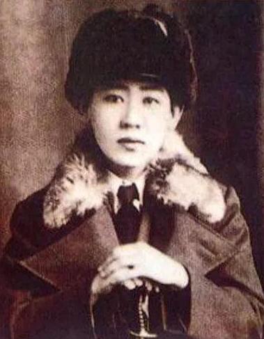 丈夫抗日战死，妻子却投靠日本军官，还将15岁女