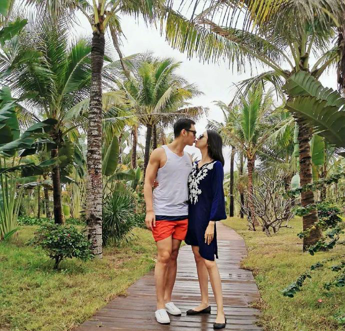 张梓琳挺大肚子产检，肌肉男老公陪同气势足，帮老婆开车门显殷勤