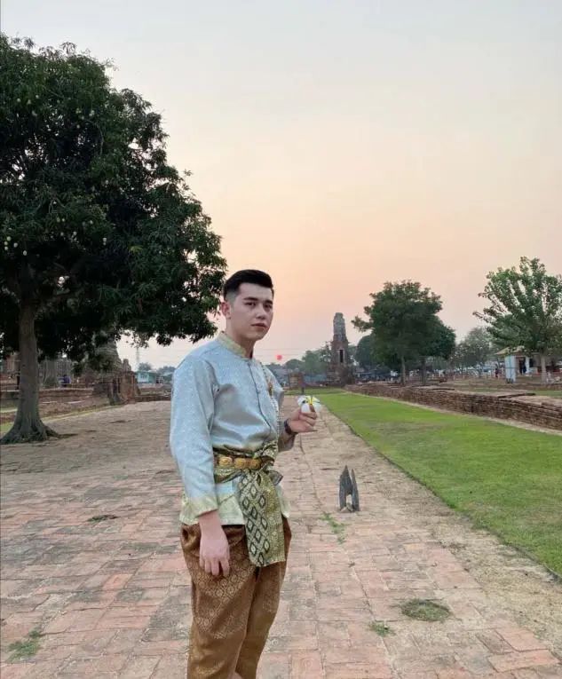 李佳琦和小助理再次同框：他们的故事，让我看