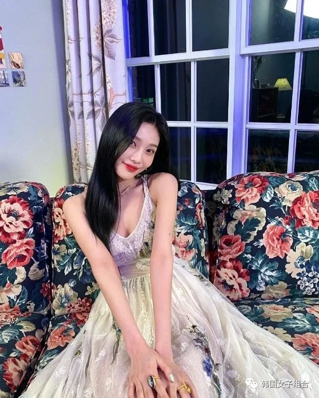 穿礼服裙的这位女团爱豆,童话中从城堡里逃出来的公主吧