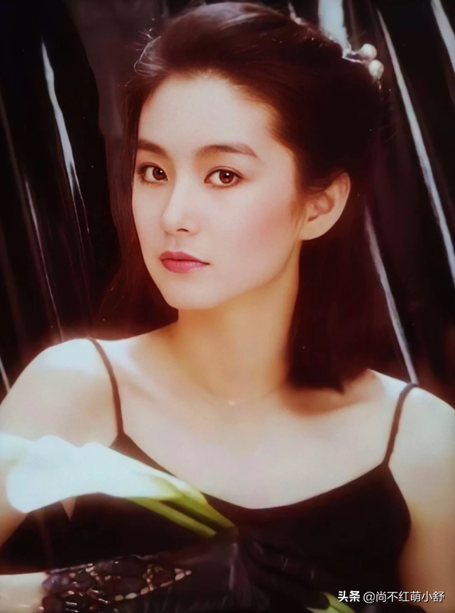 林青霞活了一场漂亮的人生，年轻时穿衣好潮，