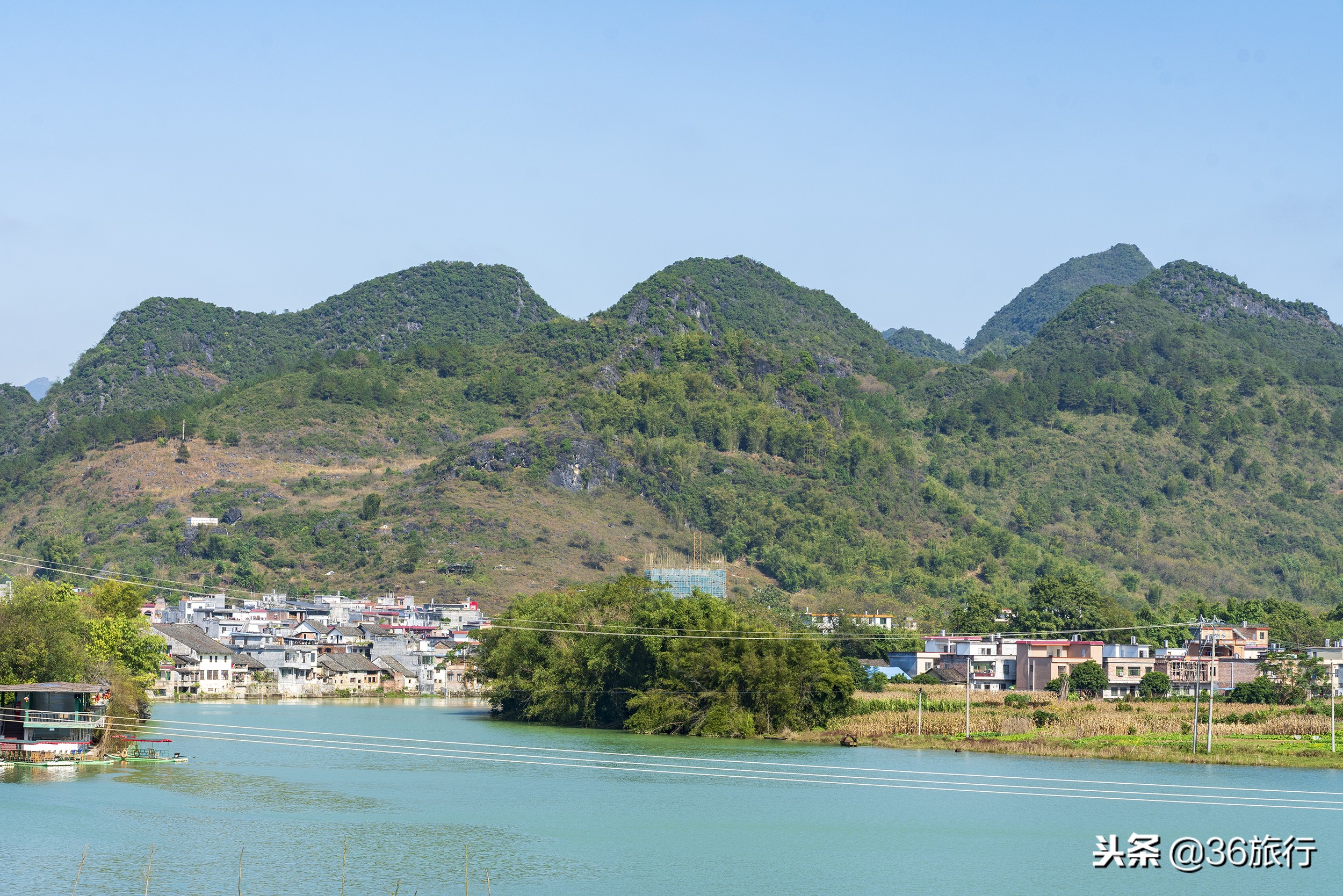 沿国道323线向背岭方向行走，一路景致美不胜收