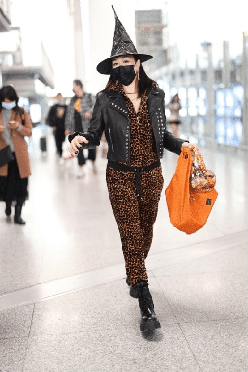 钟丽缇与女儿走机场，针织开衫配白色短裤超洋气，母女美如姐妹花