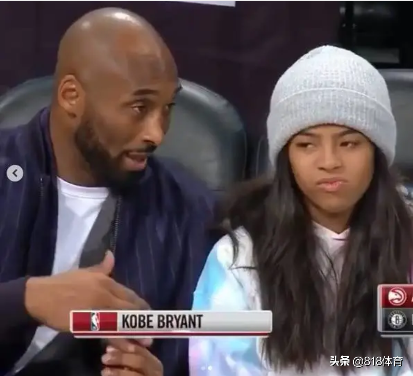 一周年|科比去世一周年：欧文穿科比8号球衣进场 向记者撩衣：你们知道我在致敬谁