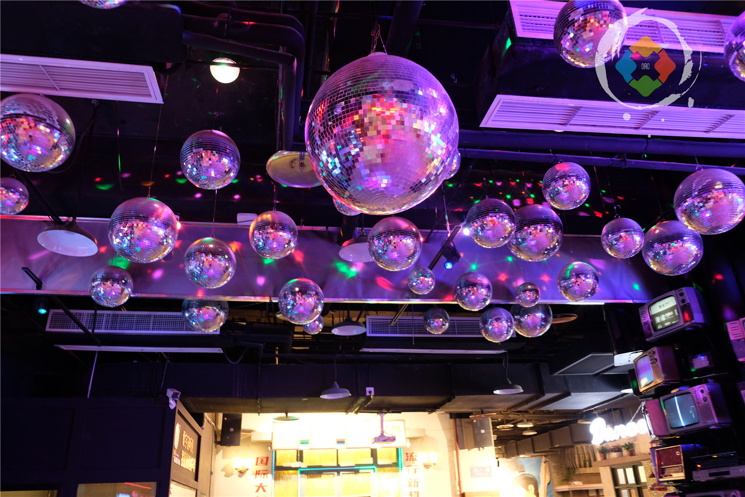 洪崖洞收费区域开放，29元回到80年代的重庆，你会去打卡吗？