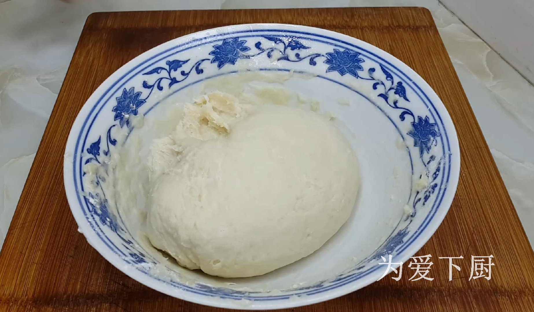 在家面粉别炸油条了，开水一烫，比蛋糕烧饼还香，真的非常美味