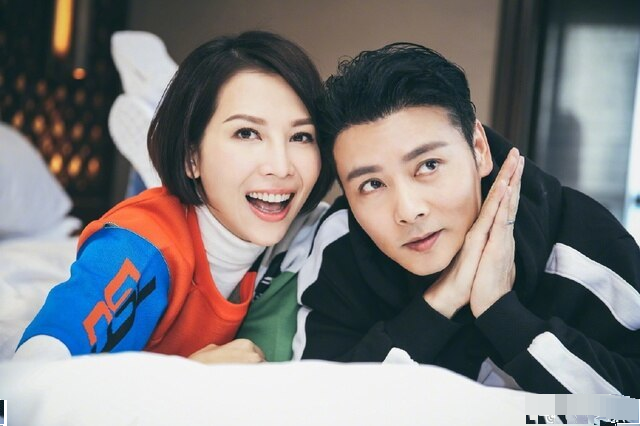 太甜蜜！蔡少芬张晋游重庆长江索道，被人群包围依旧镇定拥抱合影