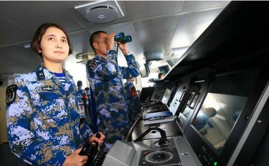 辽宁舰最美掌舵人：同龄人开车她却在开挂，2