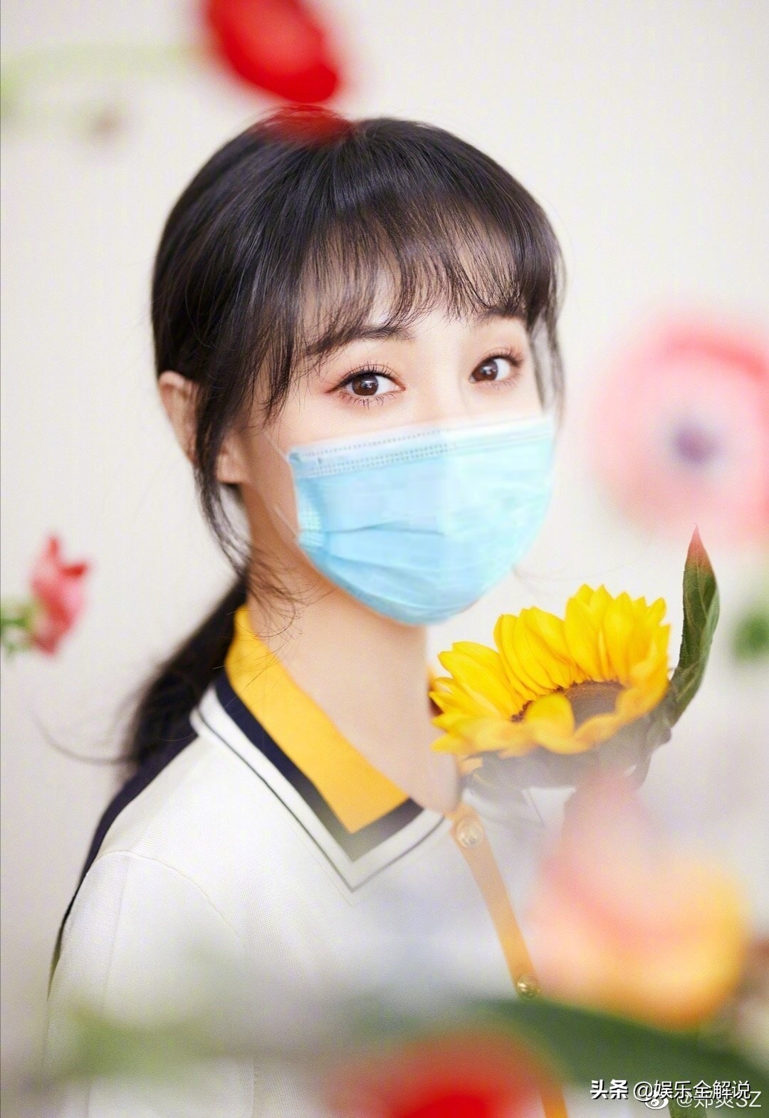 郑爽张开腿坐路边自拍，网友直呼其疯疯癫癫，