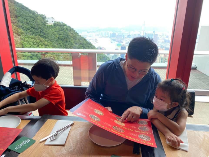 郭晶晶为老公庆生，晒出三个子女合照，8岁霍中曦搂着妹妹变暖男