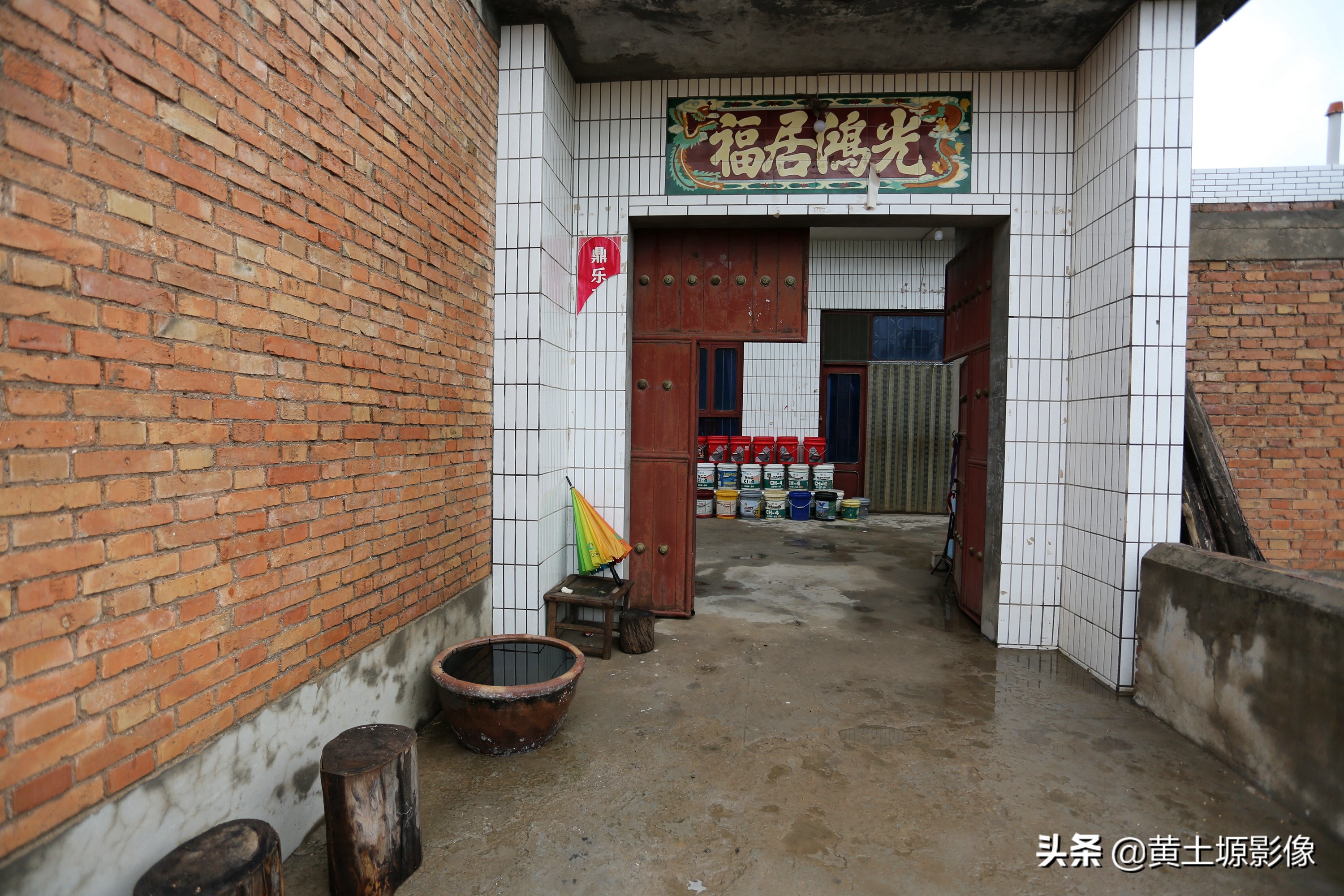 一场大雨过后，晋南农民一夜未睡存满了80桶雨水，他存水要干啥用