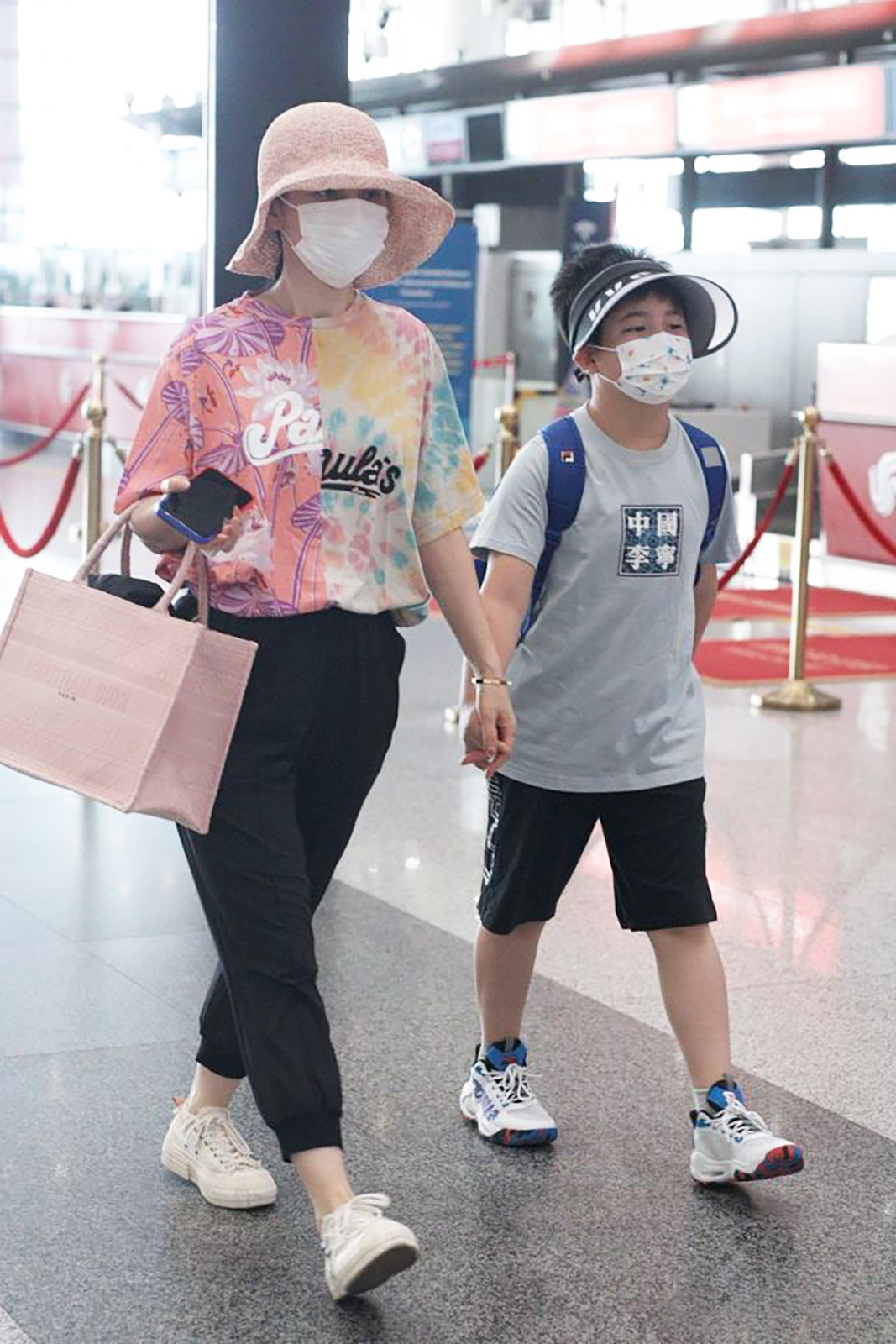 沙溢胡可一家四口出行，安吉小鱼儿长高不少，变圆润越来越像爸爸