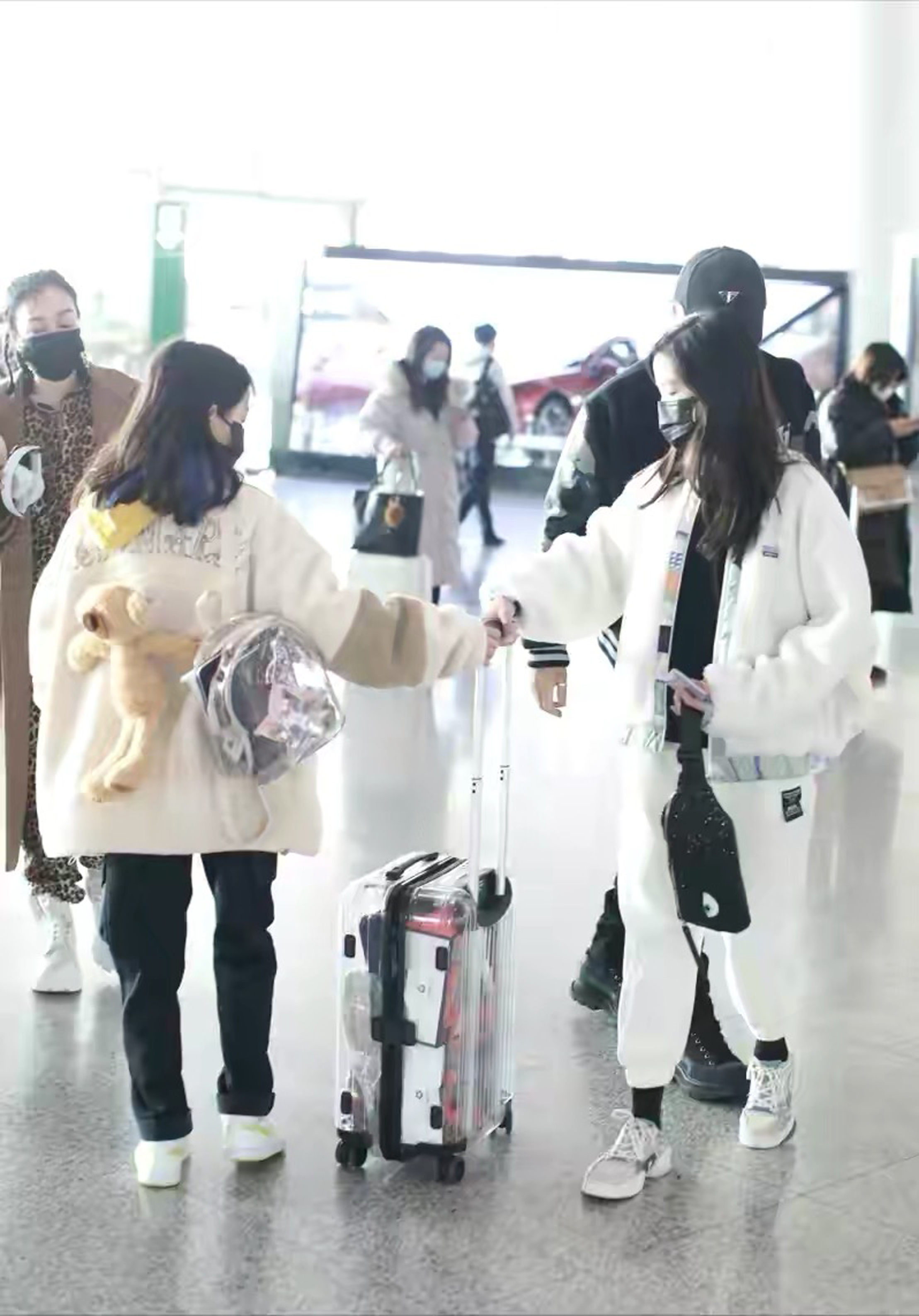 鐘麗緹張倫碩一家四口同框畫面養眼，倆女兒長相標致出落亭亭玉立