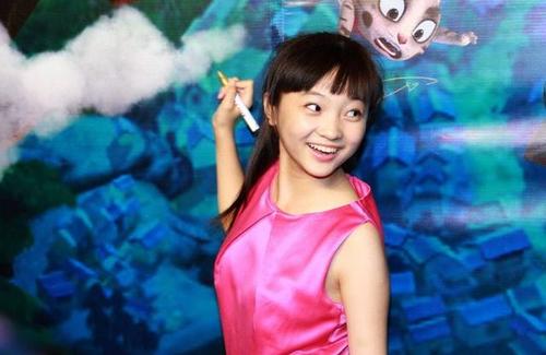 林妙可出演毕业大戏，生图曝出，被网友吐槽颜值还不如旁边同学？