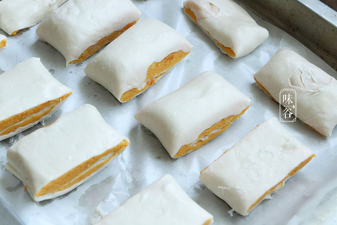 红薯别再煮着吃了，包上手抓饼，孩子抢着吃，后悔做少了，真香