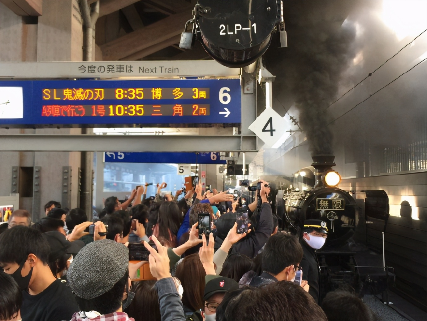 《鬼滅之刃》現實版「無限列車」正式發車，引來日本數萬民眾圍觀