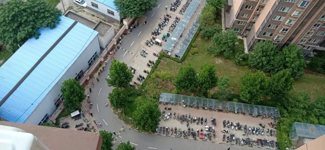 郑州封控生活：得知70多岁独居父亲没东西吃，刚生完孩子6天的她冲出家门送去食物