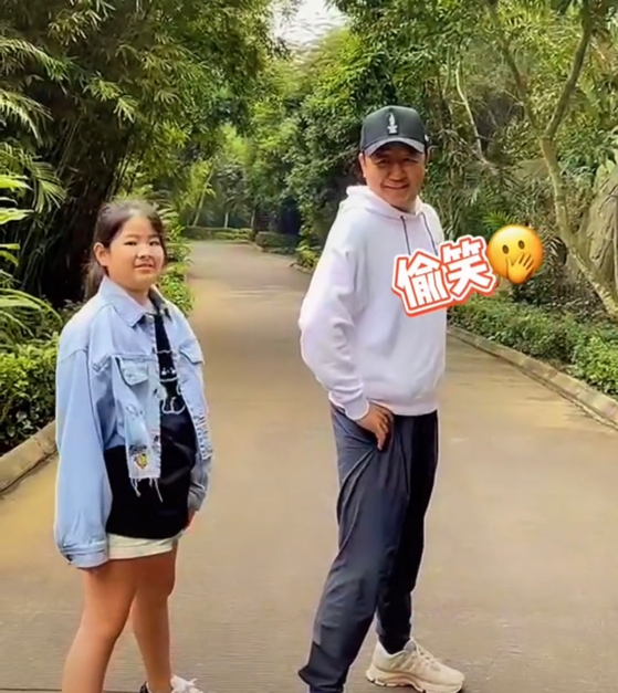 郭涛罕晒9岁女儿，五官像爸打扮显土气，13岁哥哥逆袭成帅哥