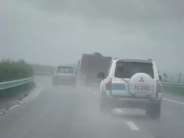 重庆|雨天行车，车轮打滑如何做到安全驾驶