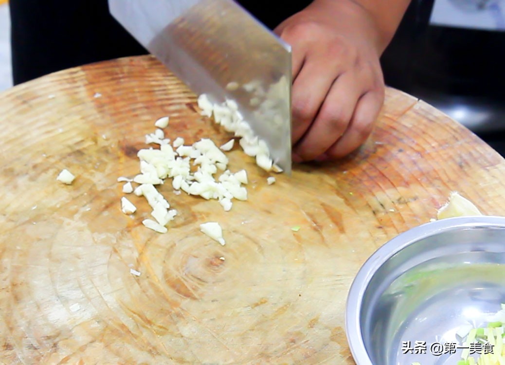 图片[6]-厨师长教你干煸白玉菇做法 香辣过瘾-起舞食谱网