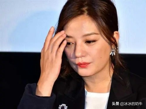 赵薇晒出一张近照，网友都嚷着说：这不是何炅嘛！我一看，还真像