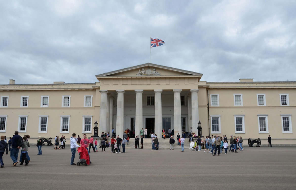 大学的时候拉希德念的是有"世界四大军校"之一的桑德赫斯特英国皇家