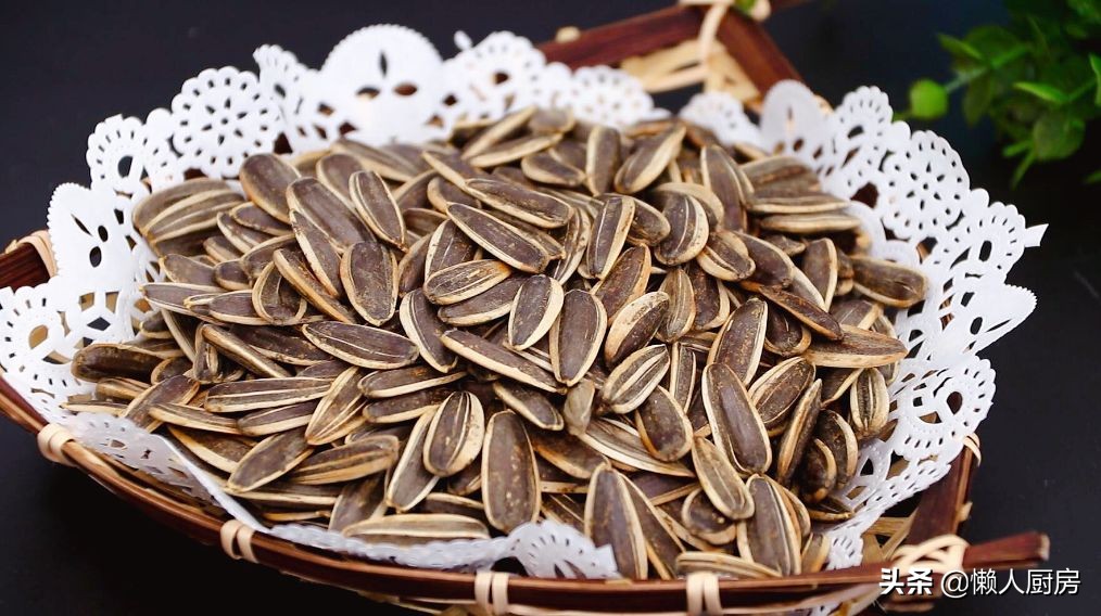 想吃焦糖瓜子不用买，自己在家就能做，一煮二晒三烤制3步搞定