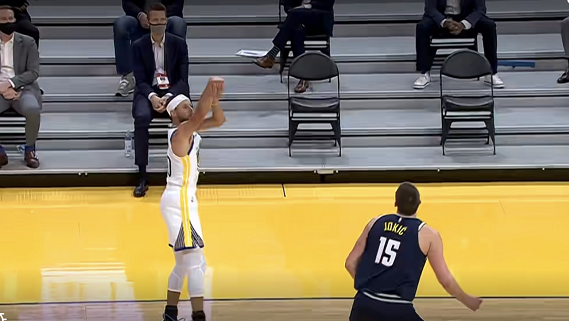 【影片】熟悉的味道！Curry復出後第一顆三分，手起刀落板凳席隊友提前慶祝！-黑特籃球-NBA新聞影音圖片分享社區