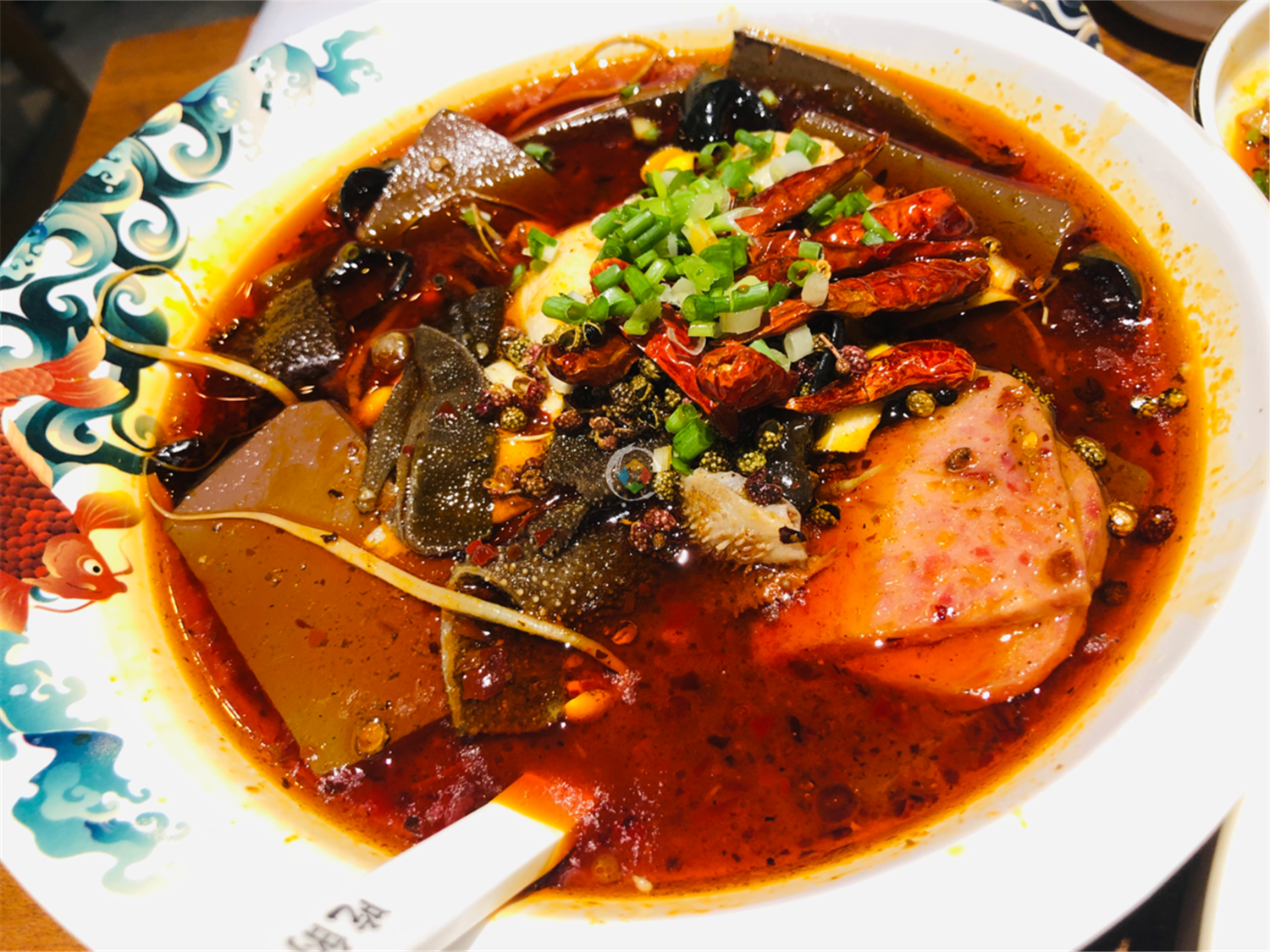 重庆毛血旺的隐藏骗局：大量豆芽打底，让人忽略了毛肚和鸭血