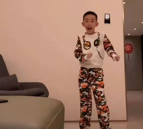 應采兒霸氣寵娃！ 花5萬配頂級電腦，Jasper手舞足蹈超開心