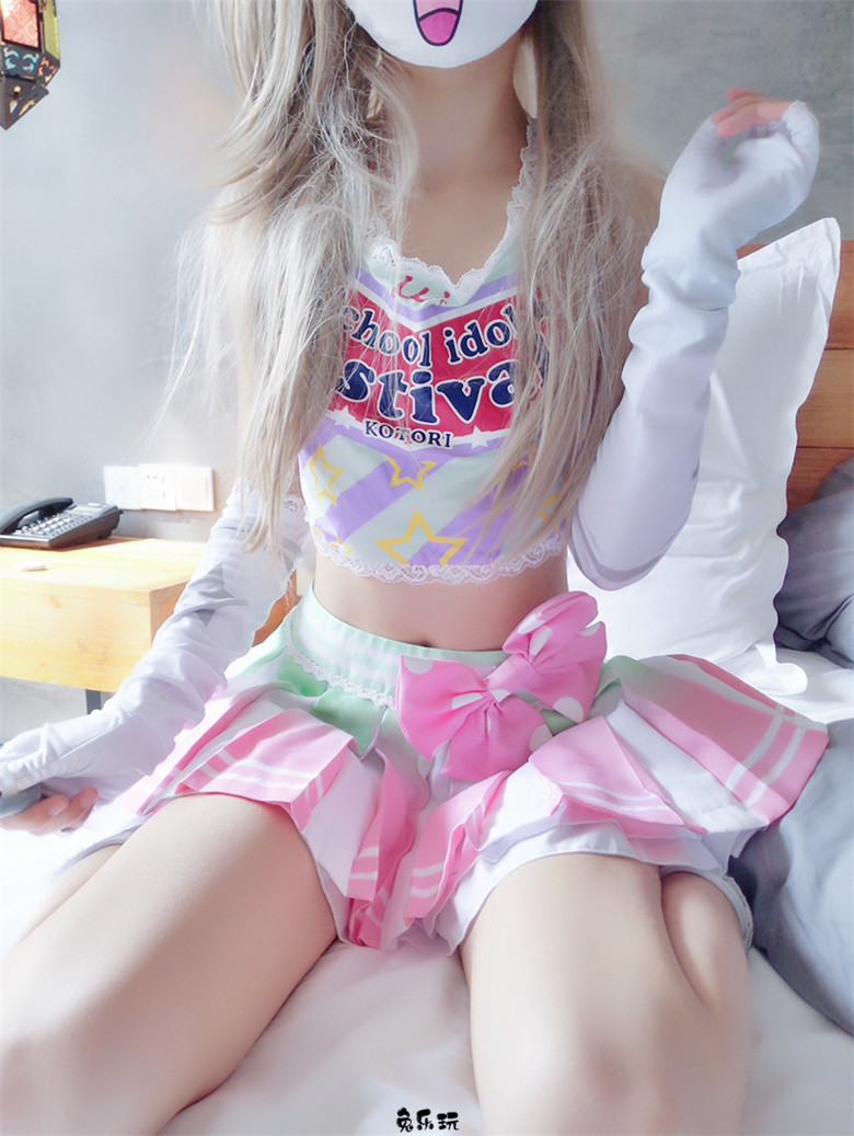 粉红短裙条纹袜，忍不住想咬一口