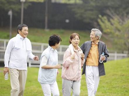 阿里员工逼59岁母亲去扫大街，众人纷纷骂不孝，