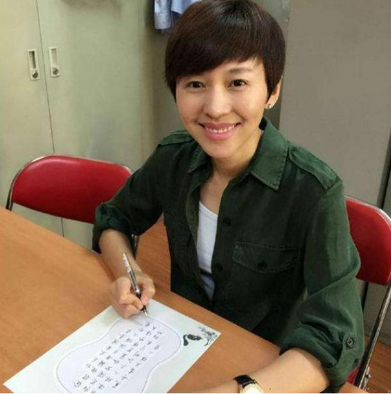 16丧父，拒绝保研，成为央视最年轻国脸，欧阳夏