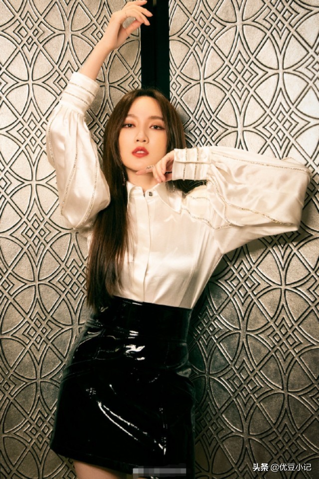 孟佳女团梦成真，一身金色礼服搭配金钻长筒靴子，美艳高级秀身材
