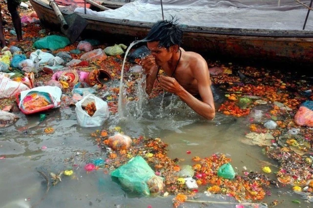 漂浮著死屍的恒河水，為什麼印度人敢直接喝，難道他們進化了？