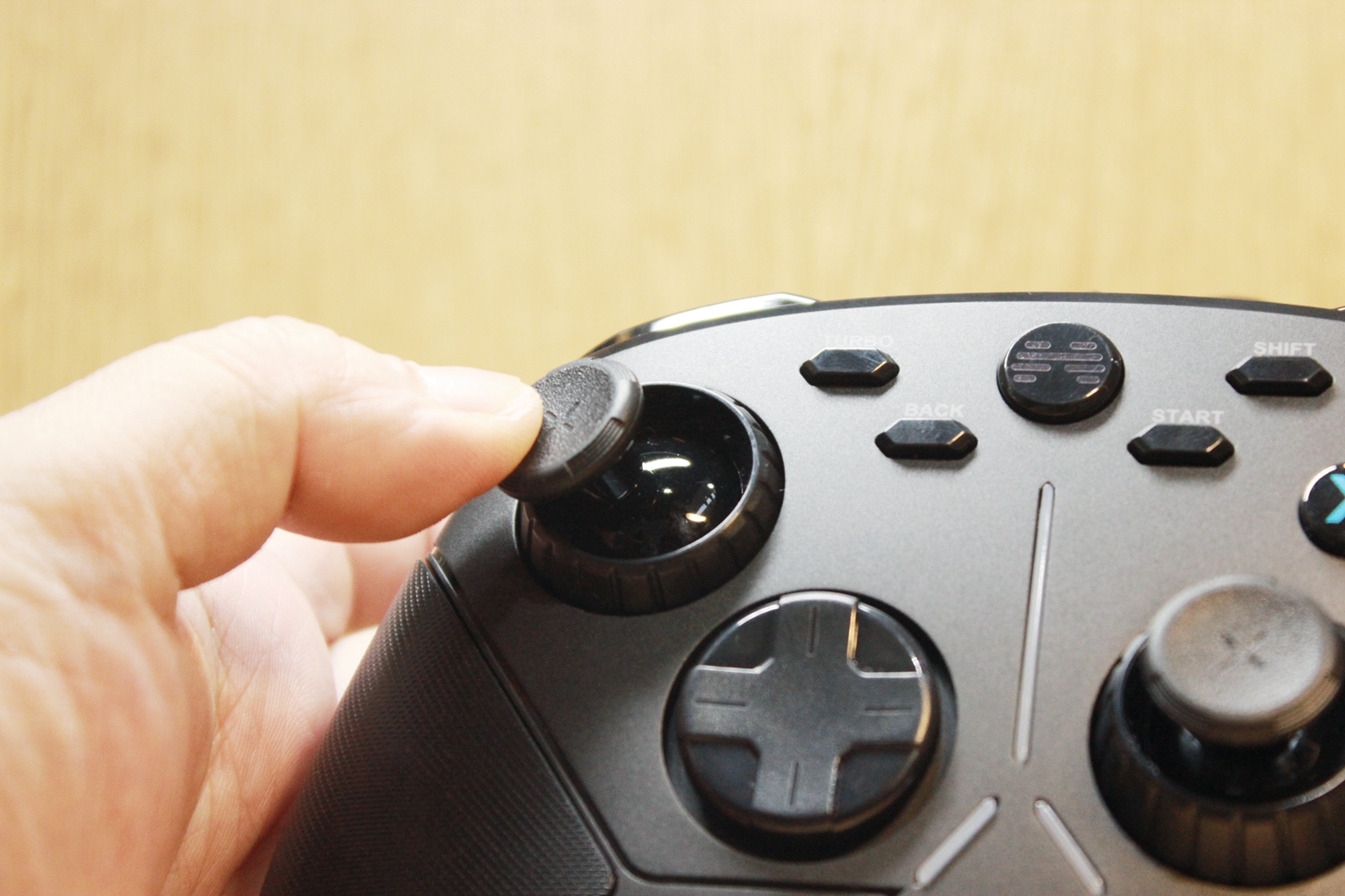 可调节摇杆灵敏度、有机械按键的北通阿修罗3游戏手柄到底好用吗