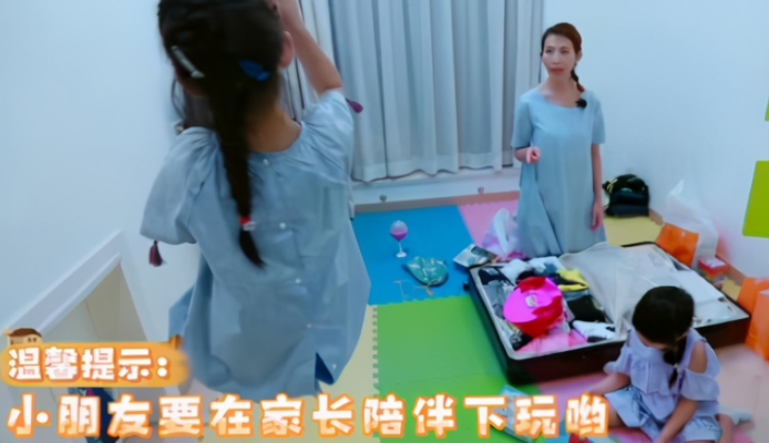 蔡少芬晒娃曝光家中内景，客厅狭小装修朴实，网传千万豪宅仅80平