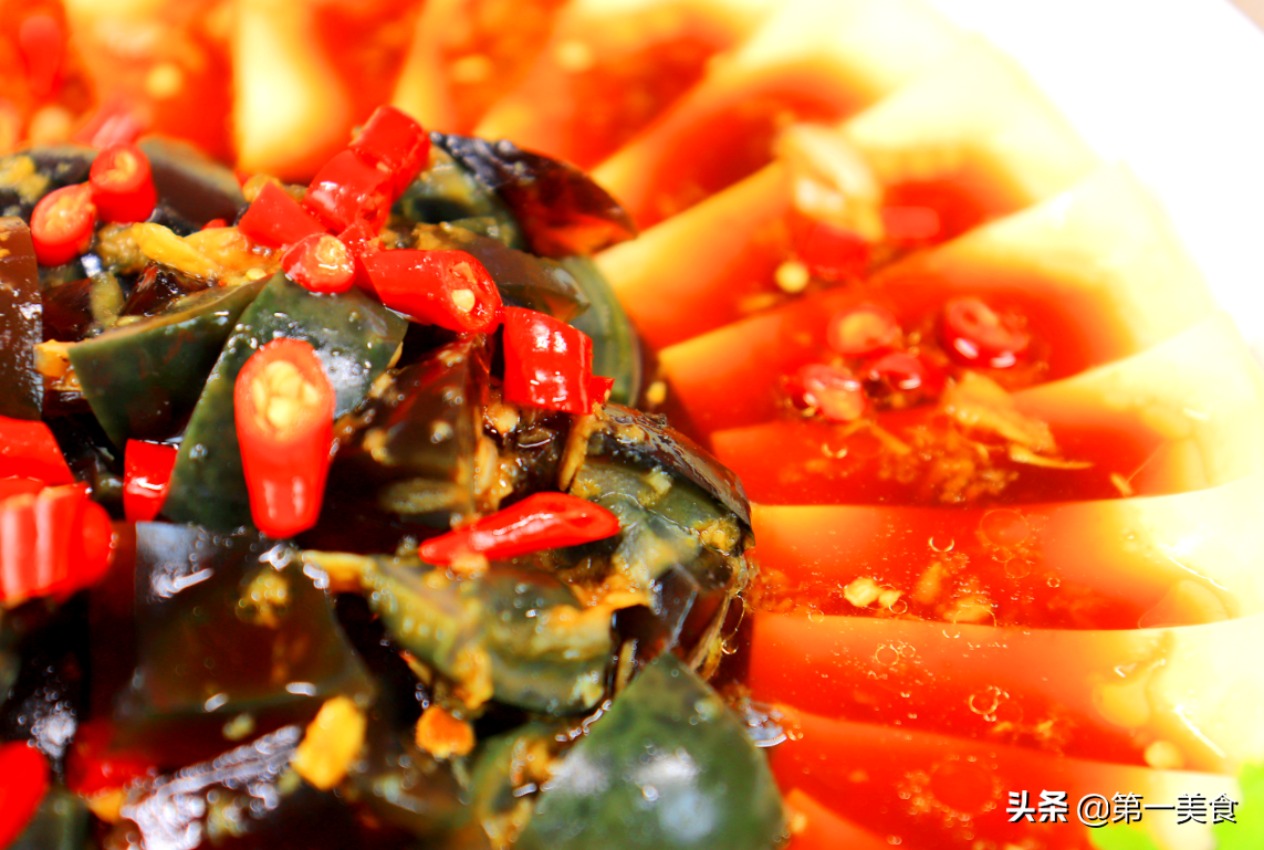 圖片[1]-皮蛋的巔峰吃法皮蛋加豆腐3色1盤味香汁濃地道川菜味-起舞食譜網