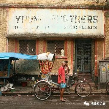 80年代，印度人骨年交易6万具，至今地下交易不止，还被用来制包