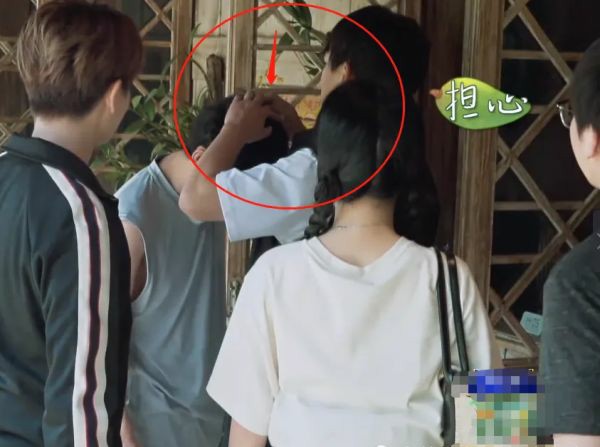 何炅头撞窗角疼到站不起来，谭松韵吓得抱住他