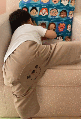 章子怡曬17個月大兒子，弟弟賣力爬沙發不服輸，還自帶配音萌翻