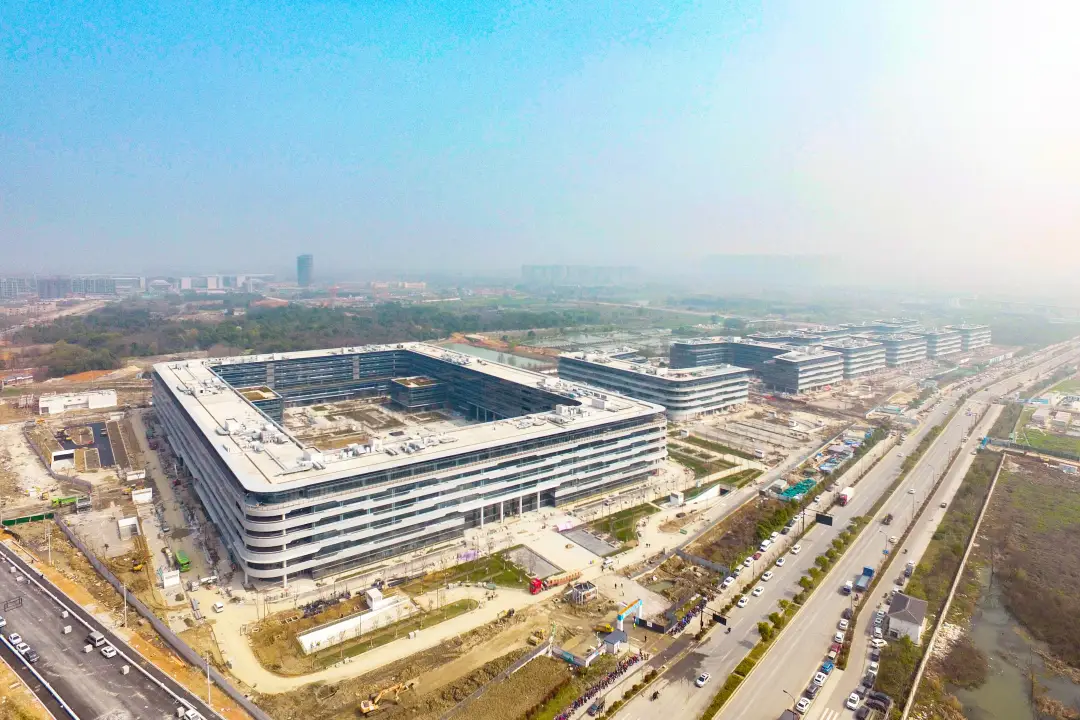 產業的園區建成後將聚集菜鳥,阿里雲釘釘生態等上下游科技公司極大