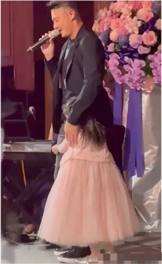 林心如女兒小海豚露面，穿漂亮粉色公主裙，不停往霍建華懷裡鑽
