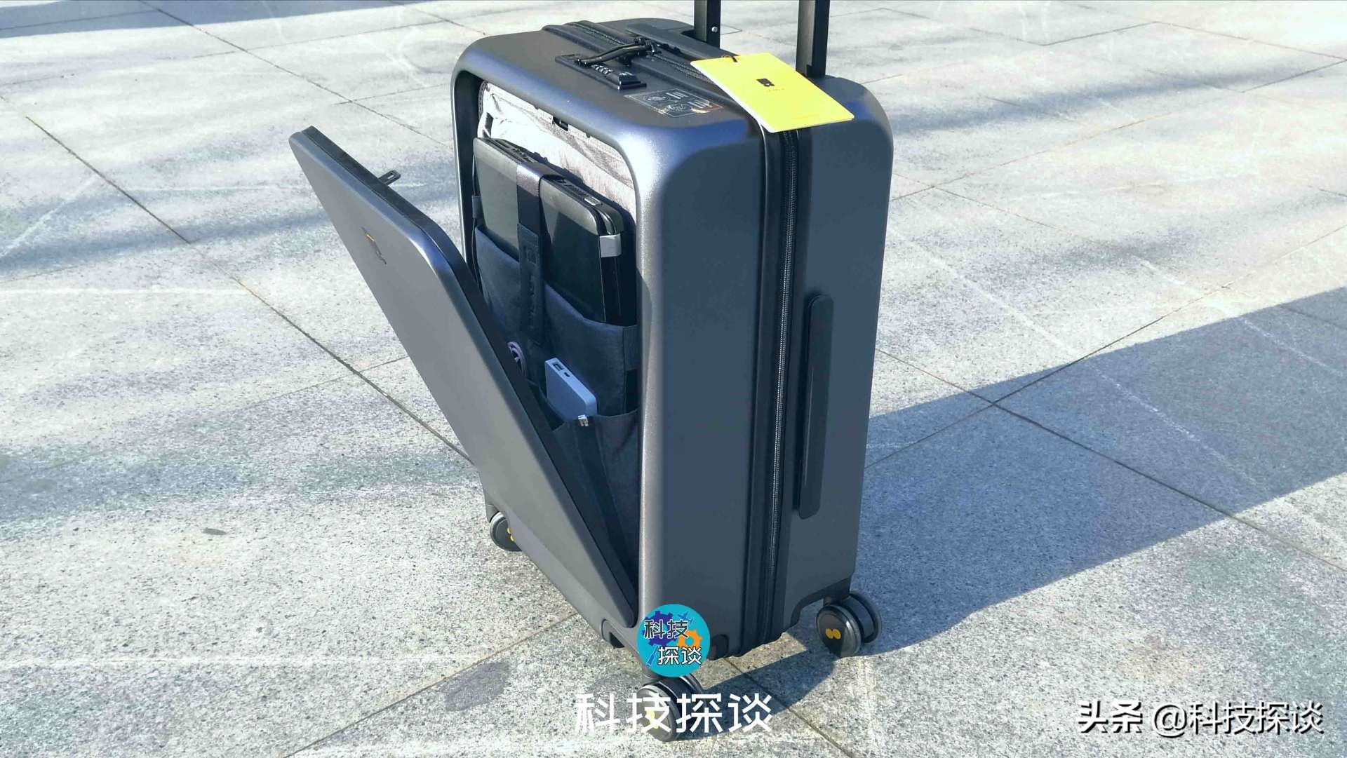 国货把背包的便捷性带进行李箱，让笔记本轻松放置，手机快捷充电