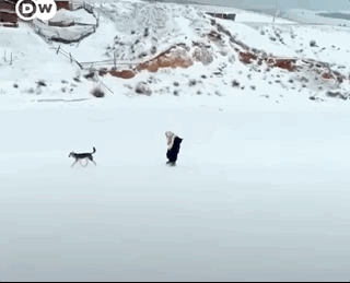 最孤独的女人 80岁独居在贝加尔湖畔 出门靠溜冰 喝水靠凿冰 同道之友