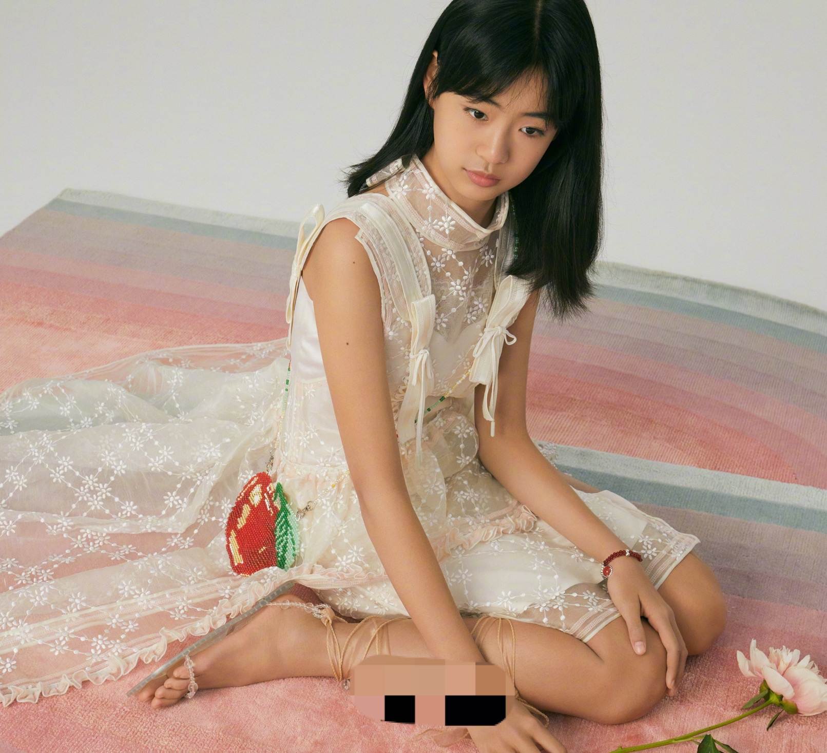佟大为13岁女儿惊艳亮相，穿蕾丝裙颜值颇高，获赞迷你版王祖贤