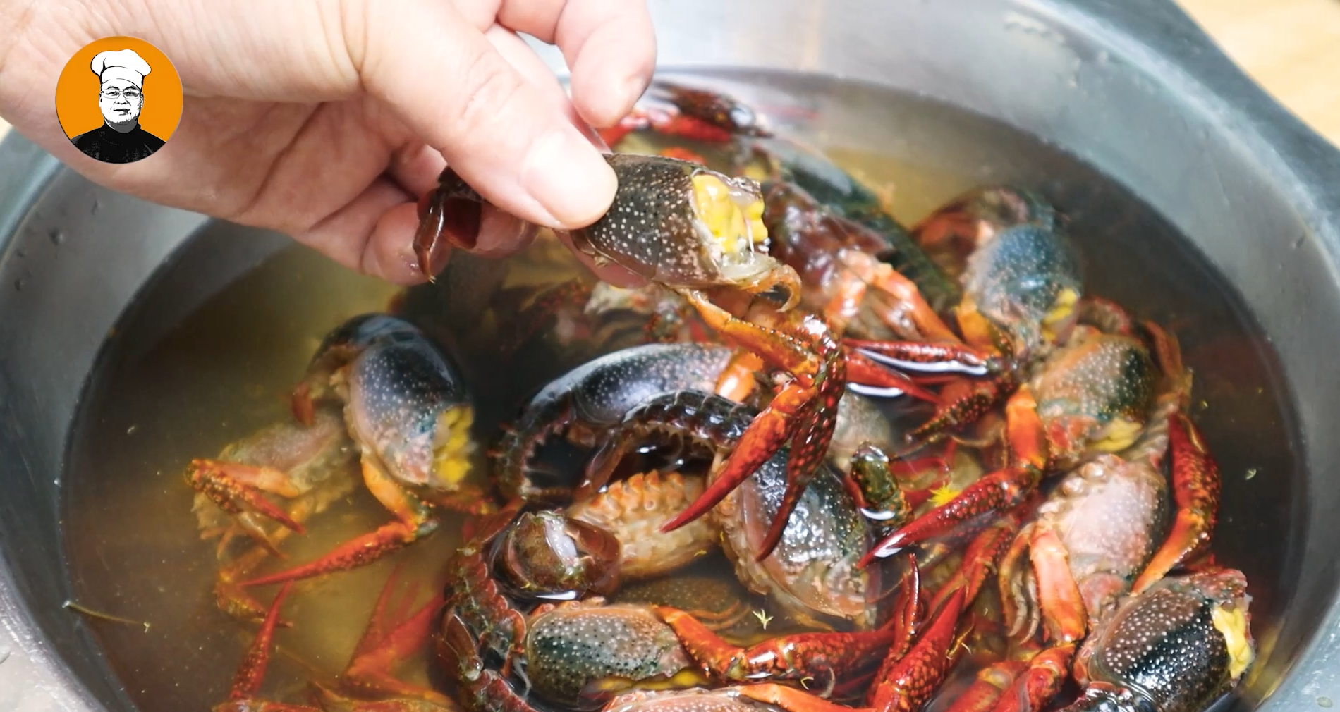 小草地別只用清水洗，等於吃垃圾，教你妙招，臟東西全跑光