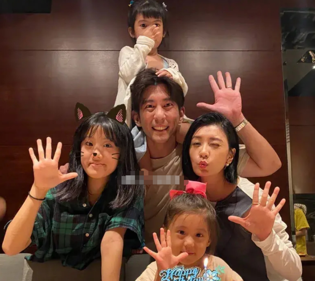 贾静雯女儿明星脸初显，本以为咘咘颜值已经够高，不料波妞更惊艳