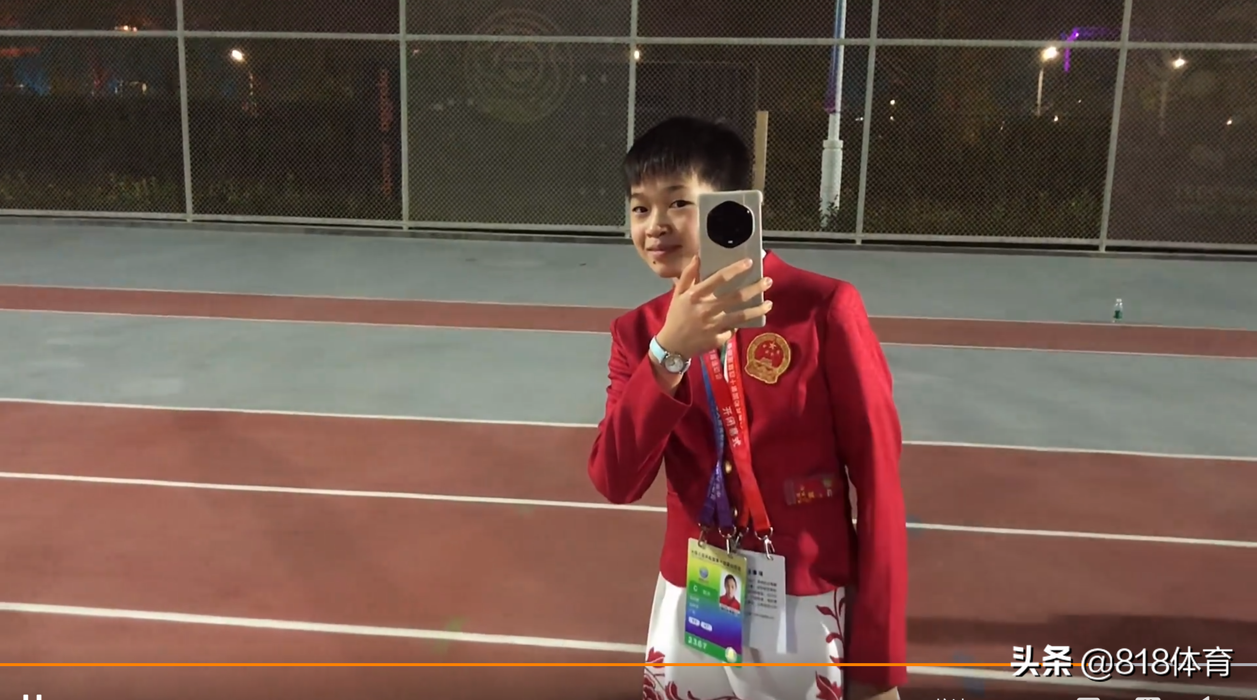 可爱!全红婵开幕式怼脸拍谢思埸,谢哥模仿何教练黑脸质问:为什么?